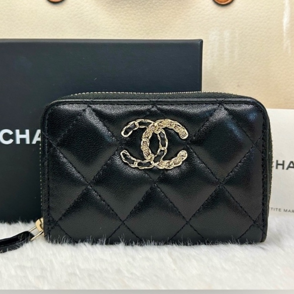 Chanel zippered interlocking CC lambskin zip around coin pouch card holder - Picture 4 of 10